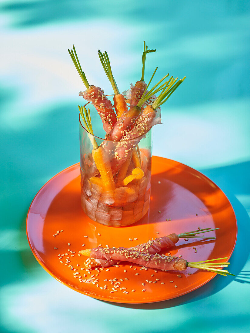 Karotten in Parmaschinken mit Sesam