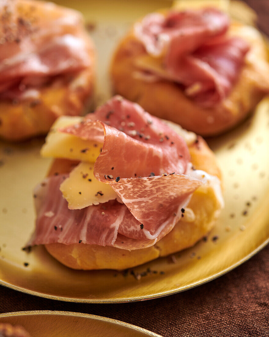 Mini pizza with ham and cheese