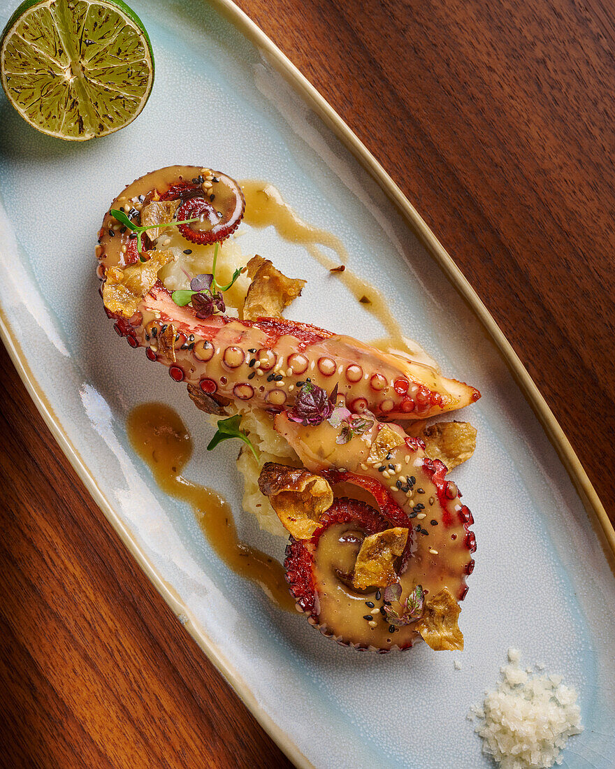 Geschmorter Oktopus mit brauner Butter und Toipinamburpüree
