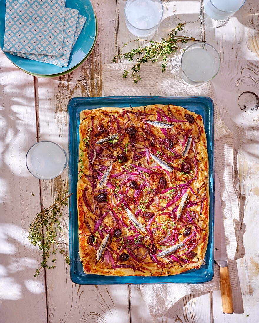 Pissaladiere mit roten Zwiebeln und Anchovis (Frankreich)