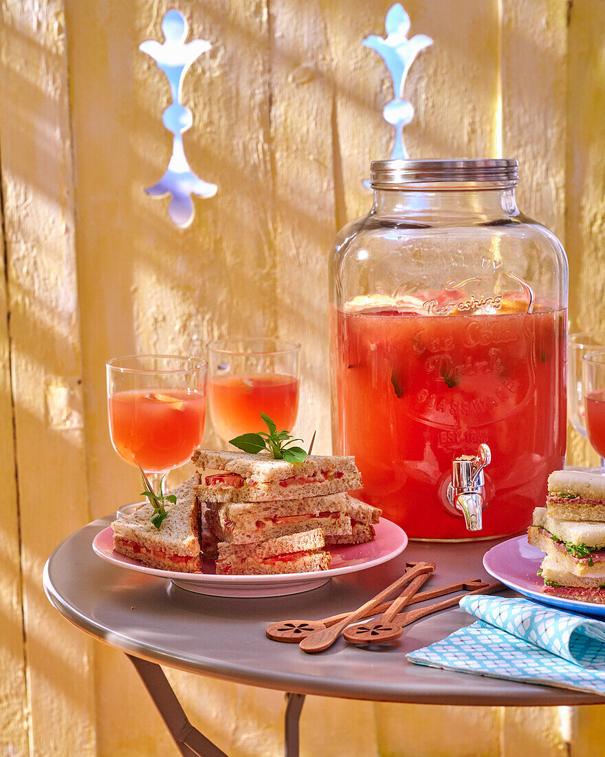 Tramezzini-Sandwiches und Grapefruit-Cocktail