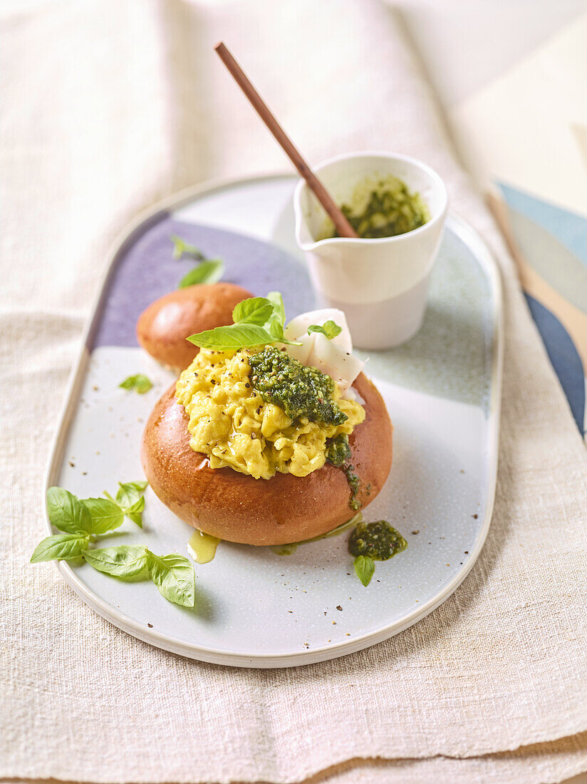 Herzhaftes Brioche mit Rührei, geräuchertem Speck und Pesto