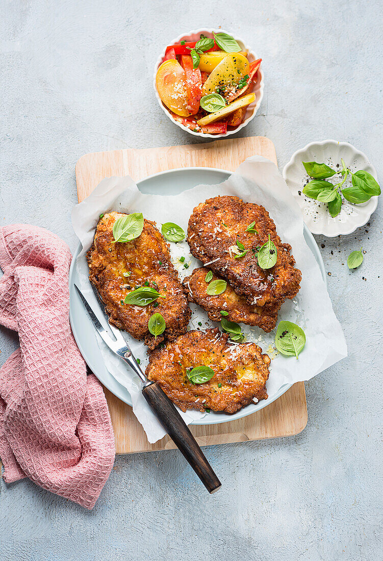 Parmesanschnitzel mit Tomatensalat