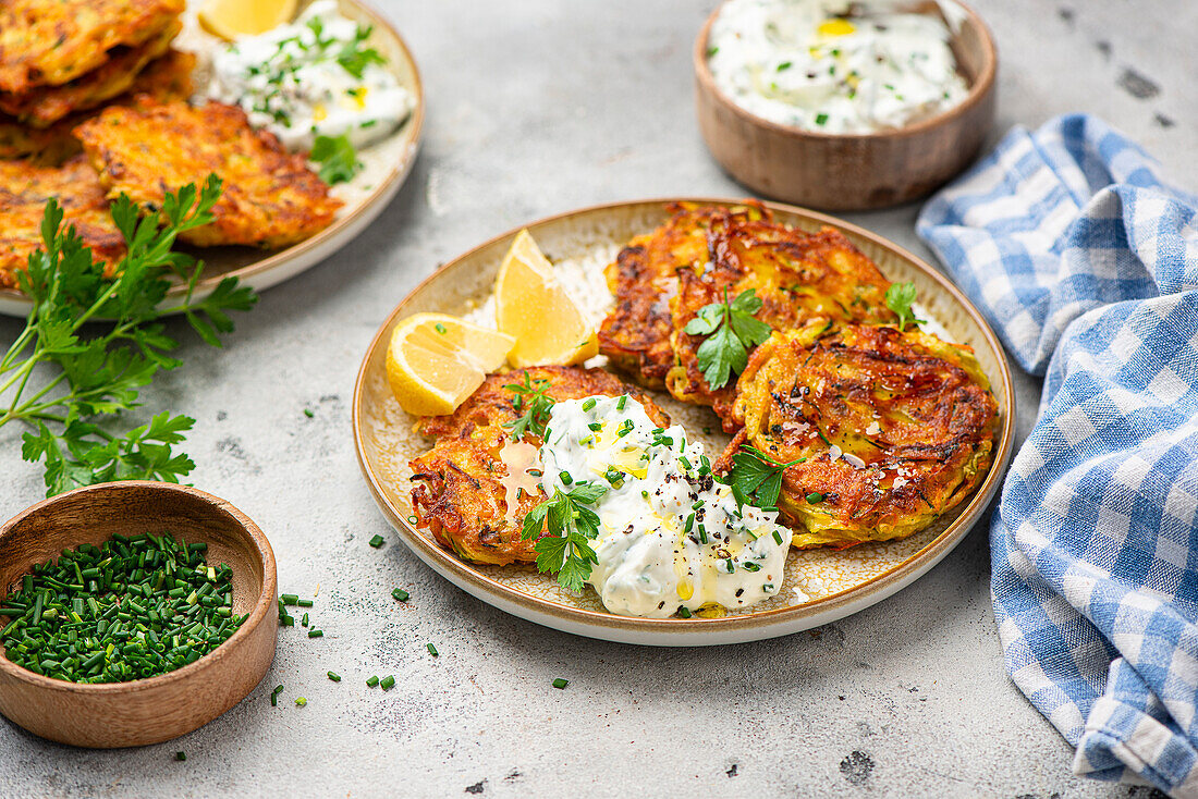 Gemüsepuffer mit Joghurt-Dip