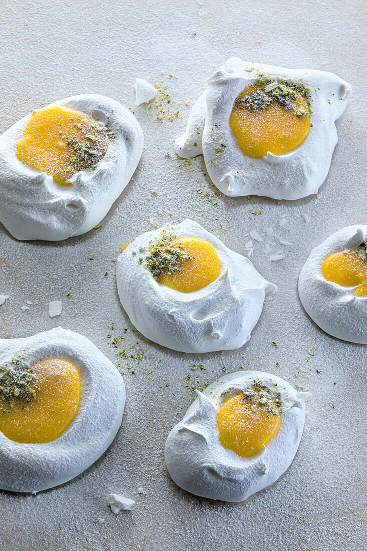 Sunny side up - meringue with lemon curd and grated pumpkin seeds