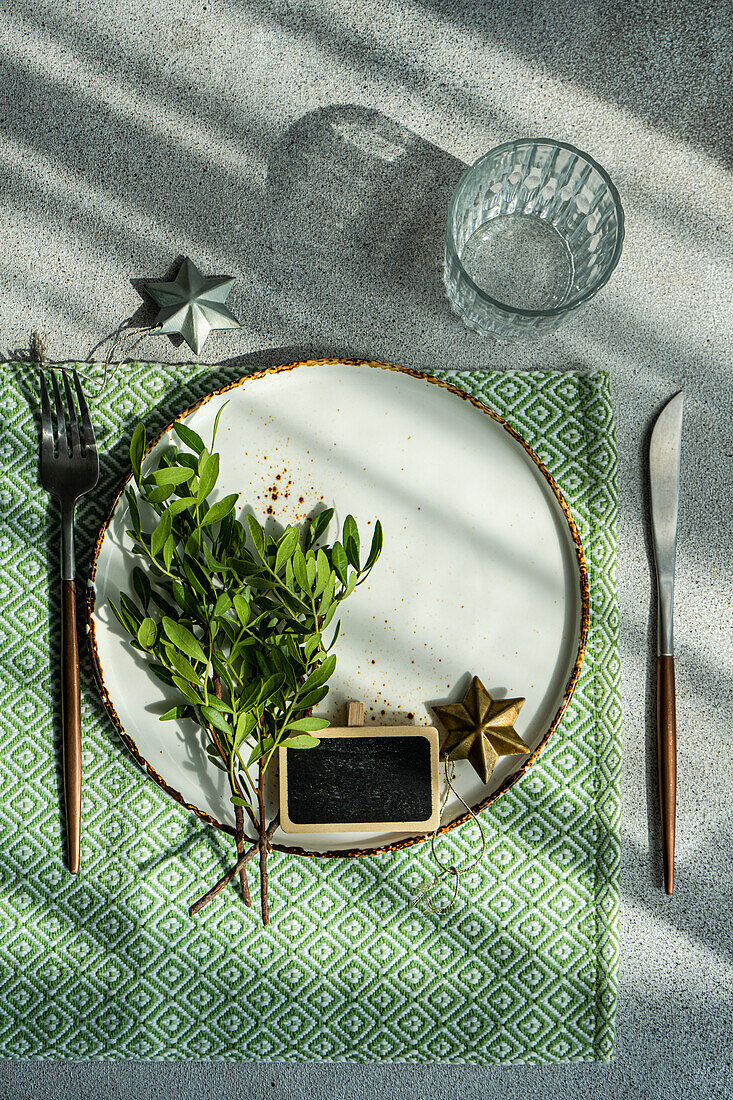Tischgedeck mit Pistazienzweig dekoriert
