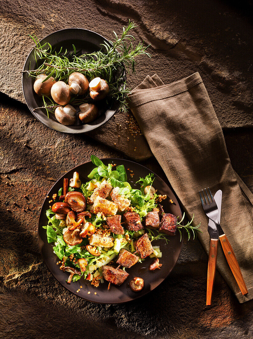 Salat mit Pilzen und Rinderfiletstückchen