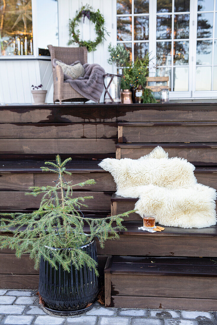 Gemütliche Terrassenecke mit Weihnachtsdekoration