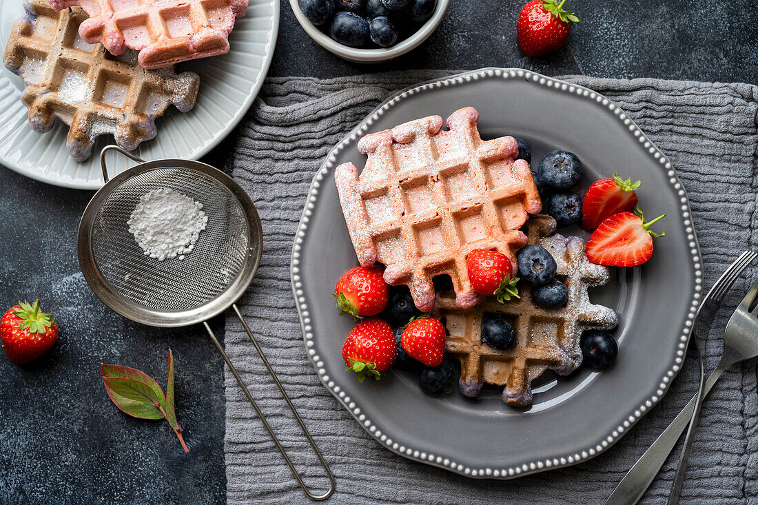 Hausgemachte Erdbeerwaffeln und Blaubeerwaffeln