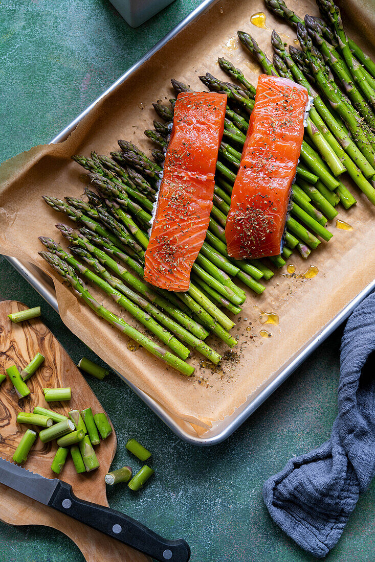 Green asparagus with salmon