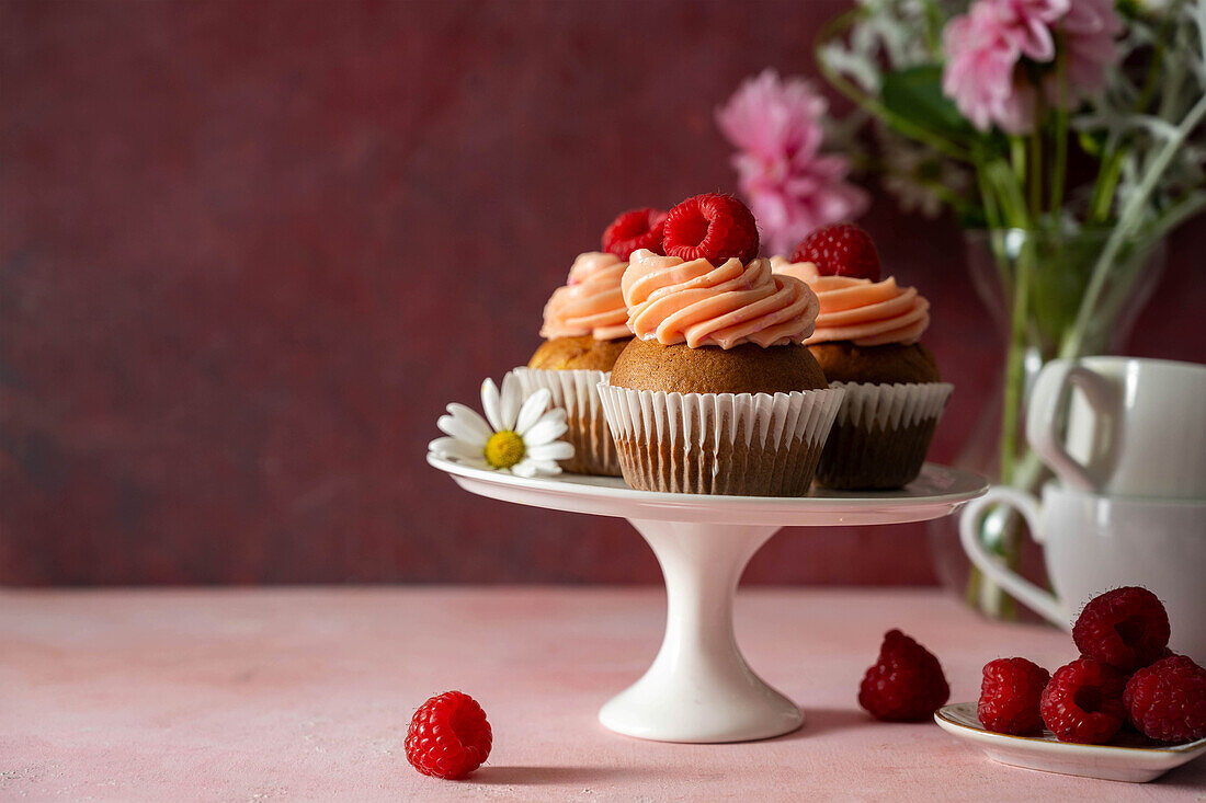 Cupcakes with raspberry