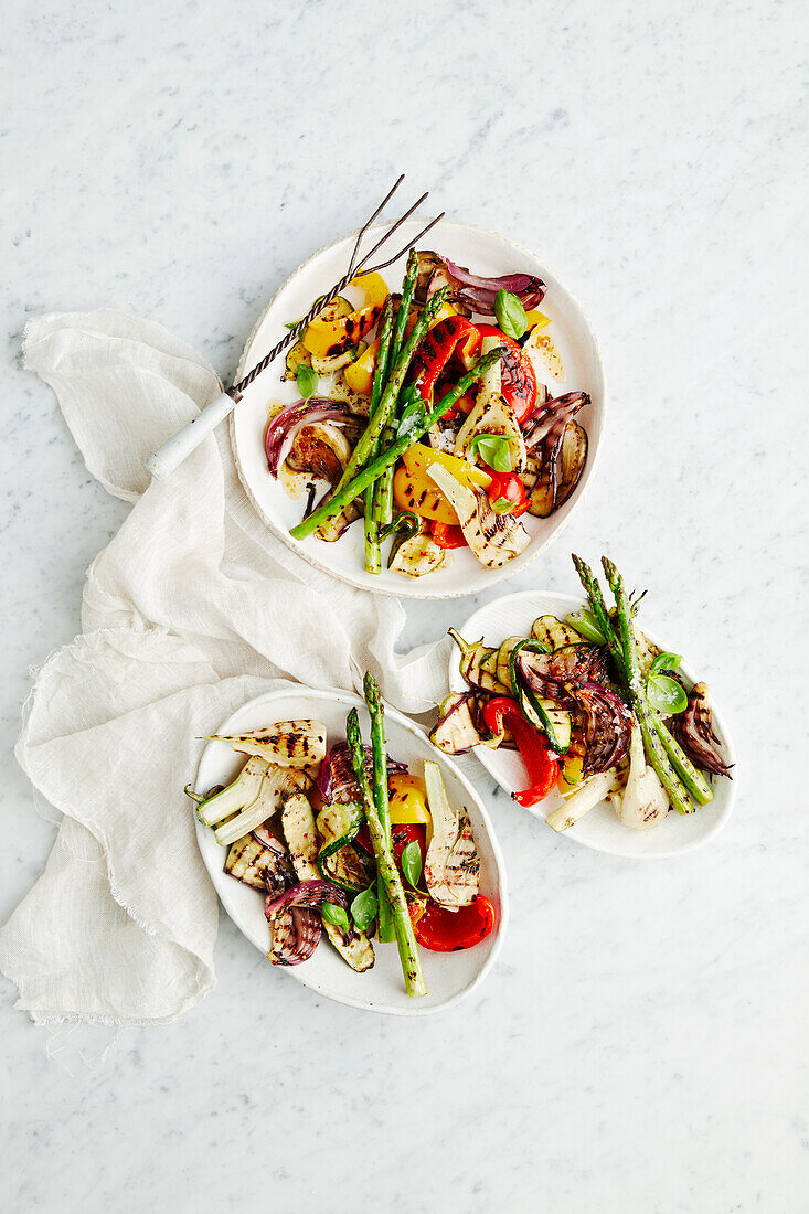 Gegrillter Gemüsesalat mit grünem Spargel, Fenchel und Auberginen