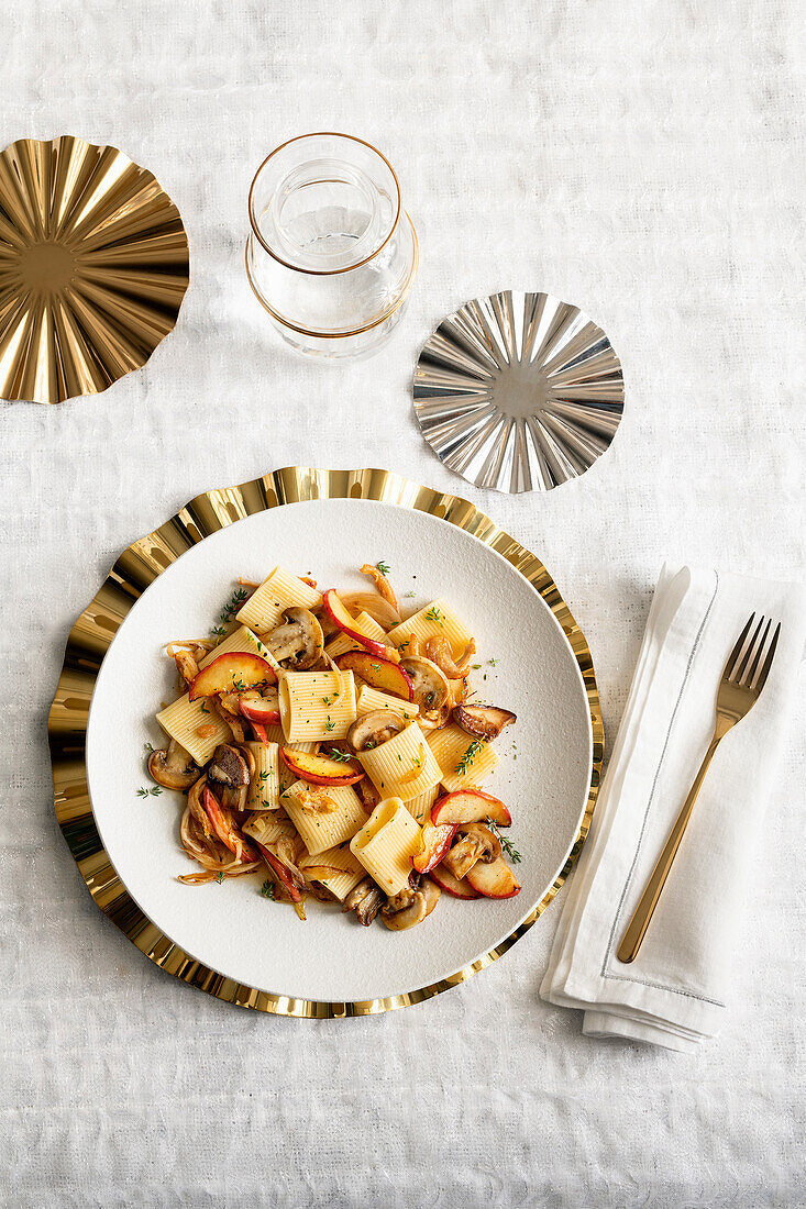 Paccheri mit knusprigem Hähnchen, Äpfeln und Champignons und Calvados