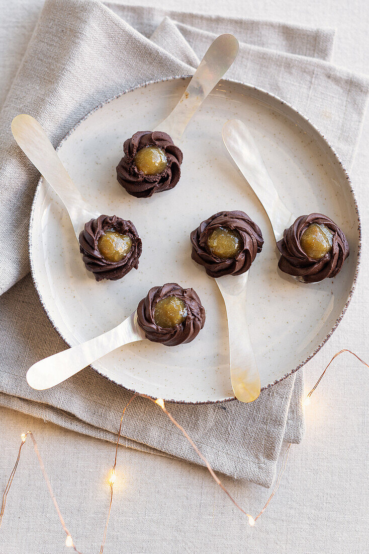 Dunkle Schokoladen-Ganache mit Zitronenmarmelade und Matchatee