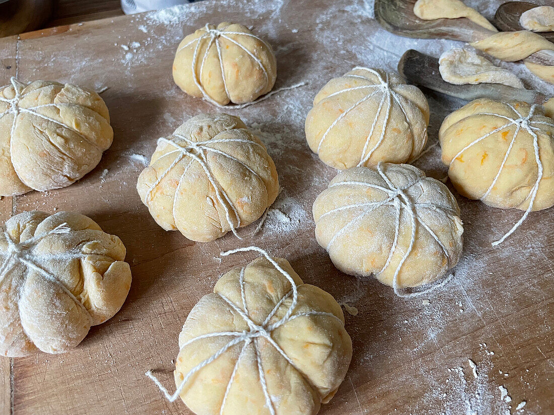 Gefüllte Mini-Kürbiskuchen aus Hefeteig zu Halloween (ungebacken)