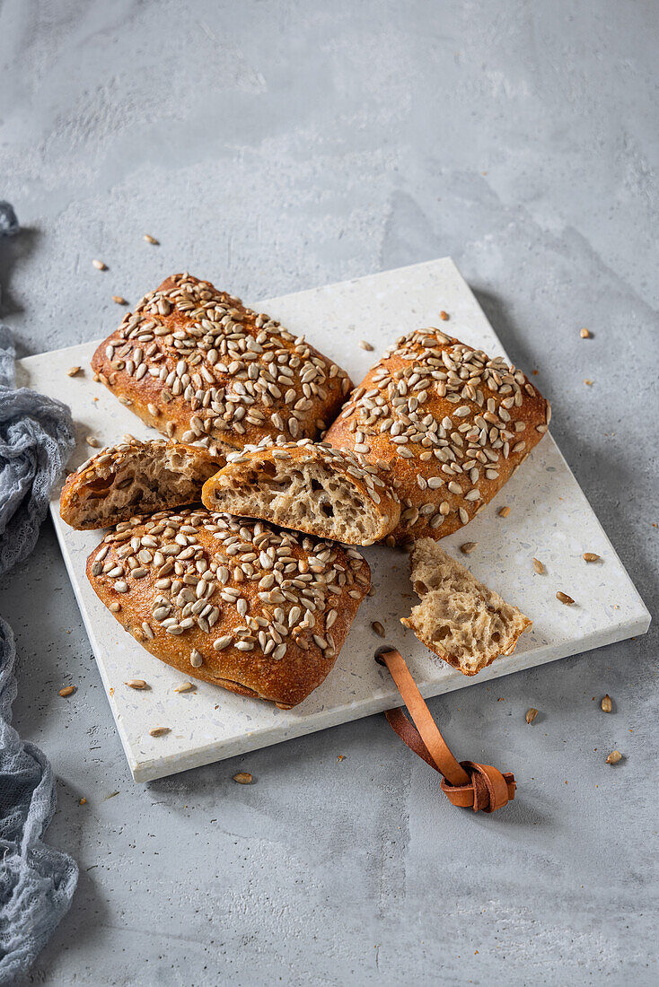 Sonnenblumenkernbrötchen mit Vollkornmehl