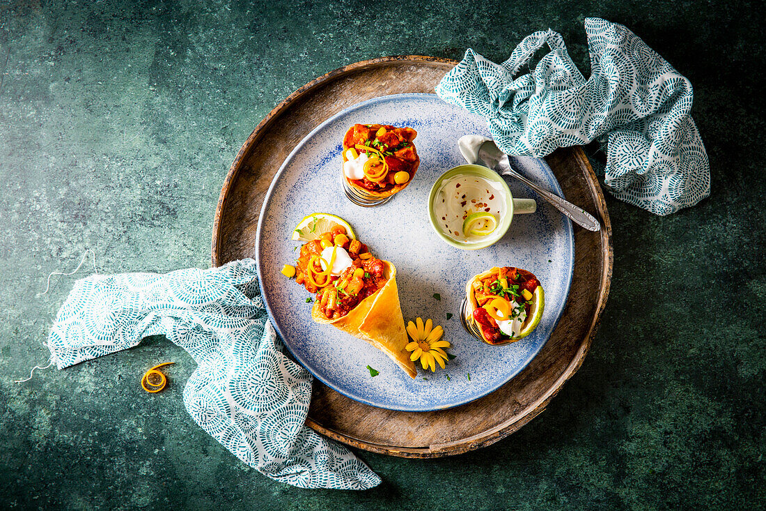 Tortilla-Cones mit vegetarischem Gemüse-Chilli