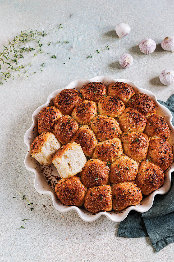 Mini-Brötchen mit Kräuterbutter-Topping und Fleur de Sel