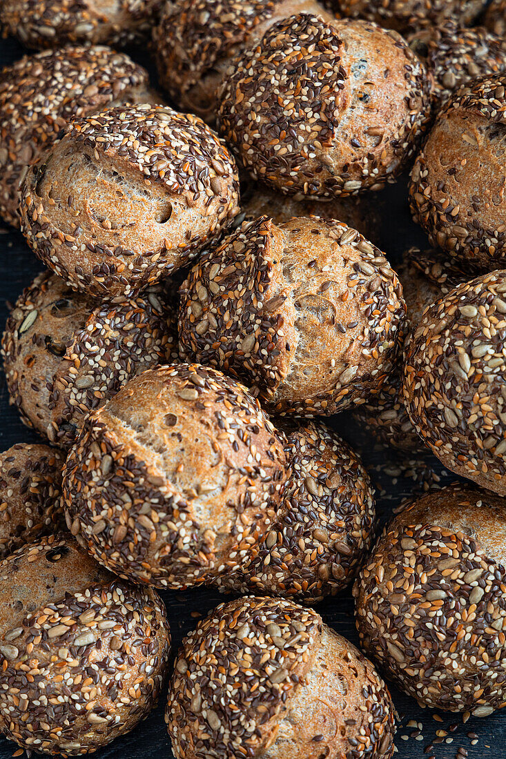 Brötchen mit Vollkornanteil, Leinsamen, Sesam und Sonnenblumenkernen