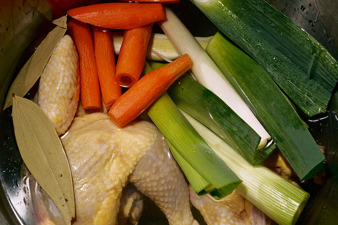 Nahaufnahme von Gemüse und Huhn im Kochtopf