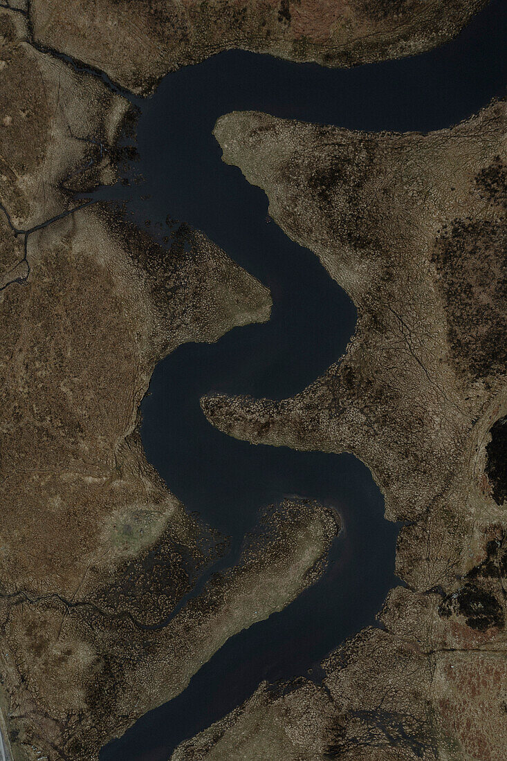 Luftaufnahme gewundener Fluss inmitten der Landschaft, Assynt, Sutherland, Schottland