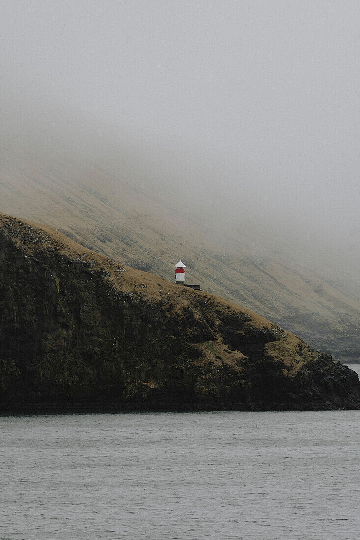 Leuchtturm auf einer Klippe über dem Meer, Bour, Vagar, Färöer Inseln