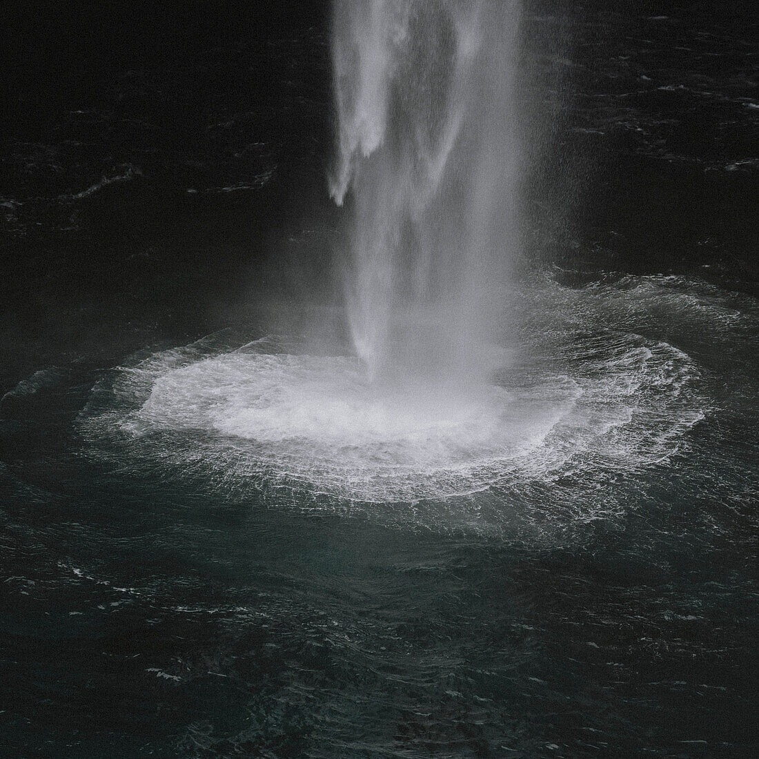 Wasserfall plätschert ins Meer, Gasadalur, Vagar, Färöer Inseln