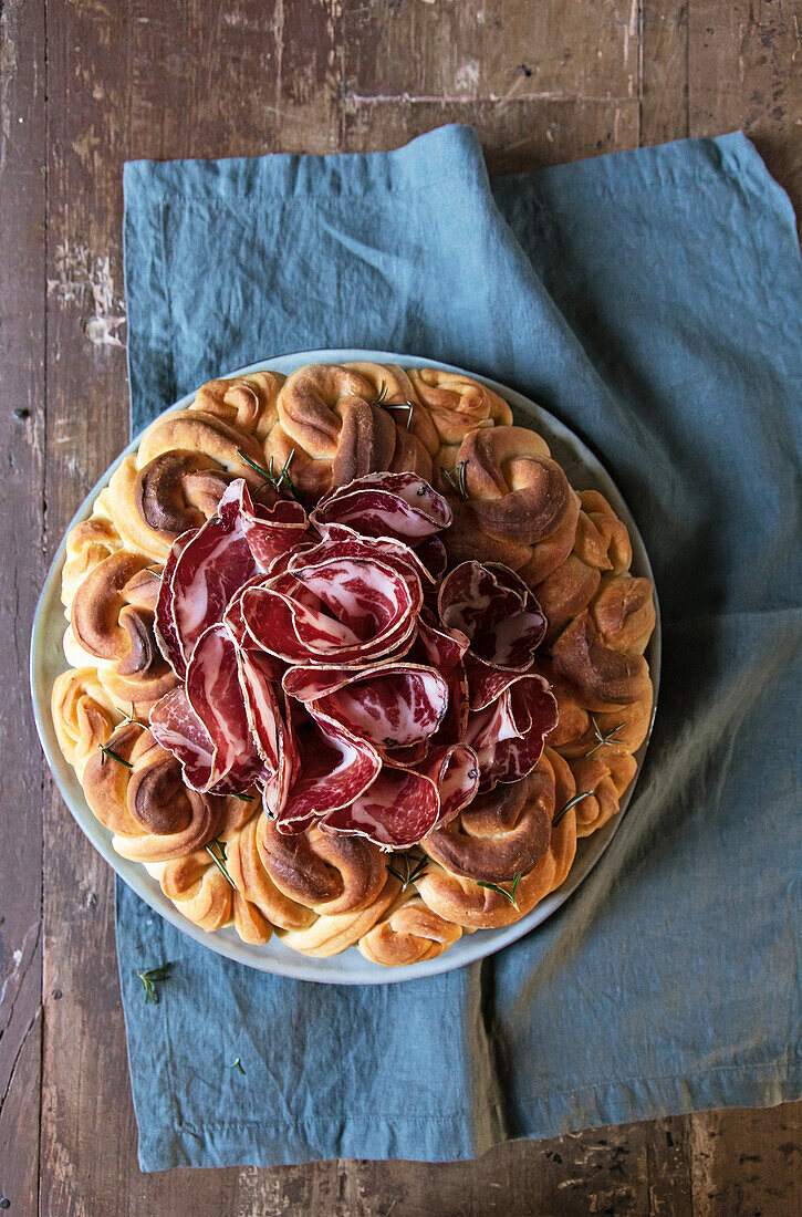 Gebackener Rosenkranz mit Coppa aus Piacenza (Italien)