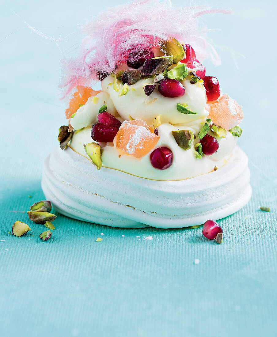 Mini-Pavlova mit Rosenwasser-Mascarpone und rosa Zuckerwatte