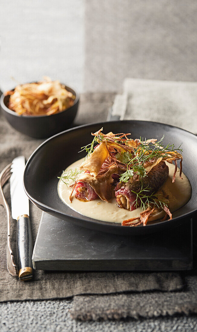 Rinderfilet-Röllchen mit Artischocken-Kartoffel-Stroh