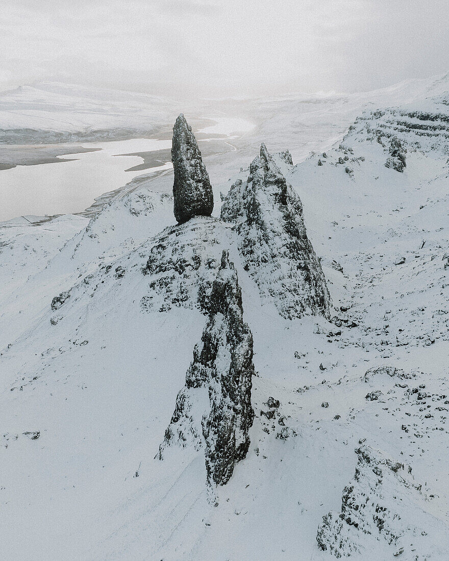 Blick auf eine schneebedeckte Felsformation in den Bergen, Old Man of Storr, Isle of Skye, Schottland