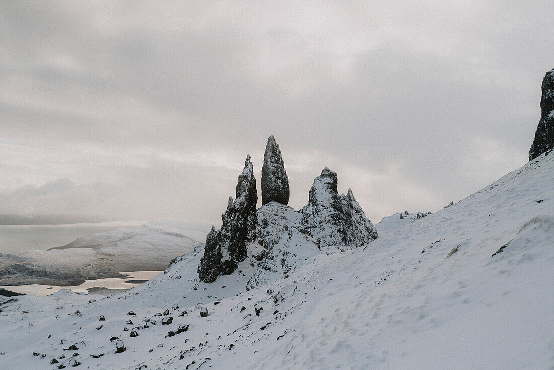Schneebedeckte Felsformation in Berglandschaft, Old Man of Storr, Isle of Skye, Schottland
