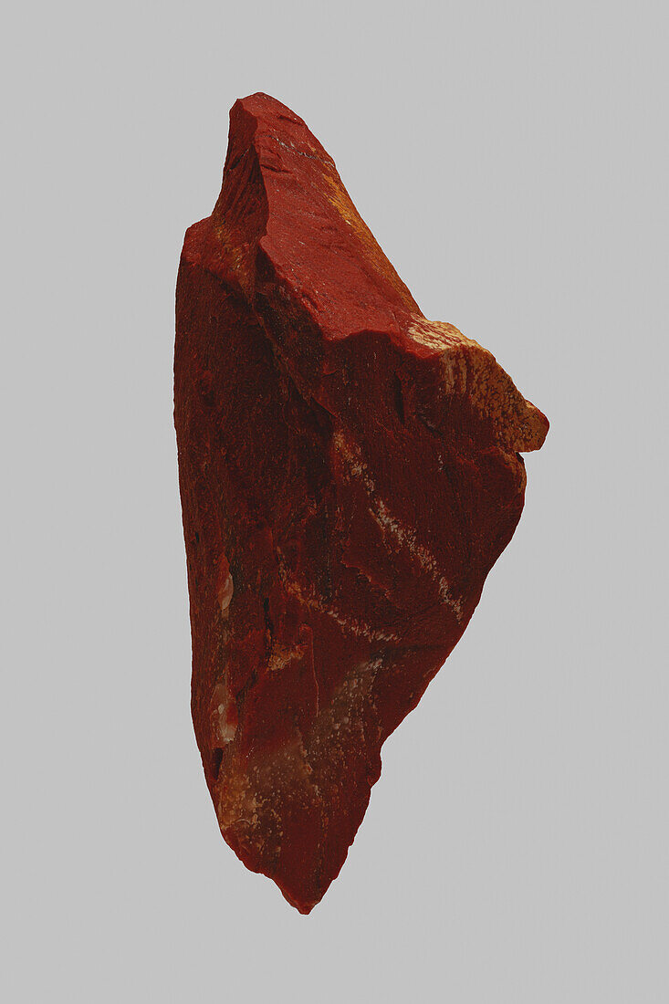 Nahaufnahme strukturierter roter indischer Jaspis auf grauem Hintergrund