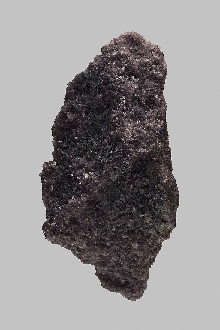 Nahaufnahme violett texturierter bolivianischer Lepidolith-Kristall auf grauem Hintergrund