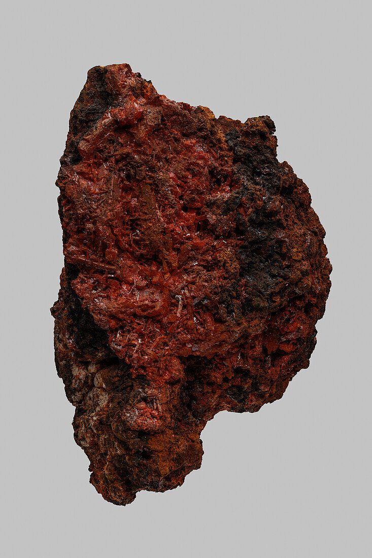 Nahaufnahme Detail texturierter roter australischer Krokoisit Stein auf grauem Hintergrund