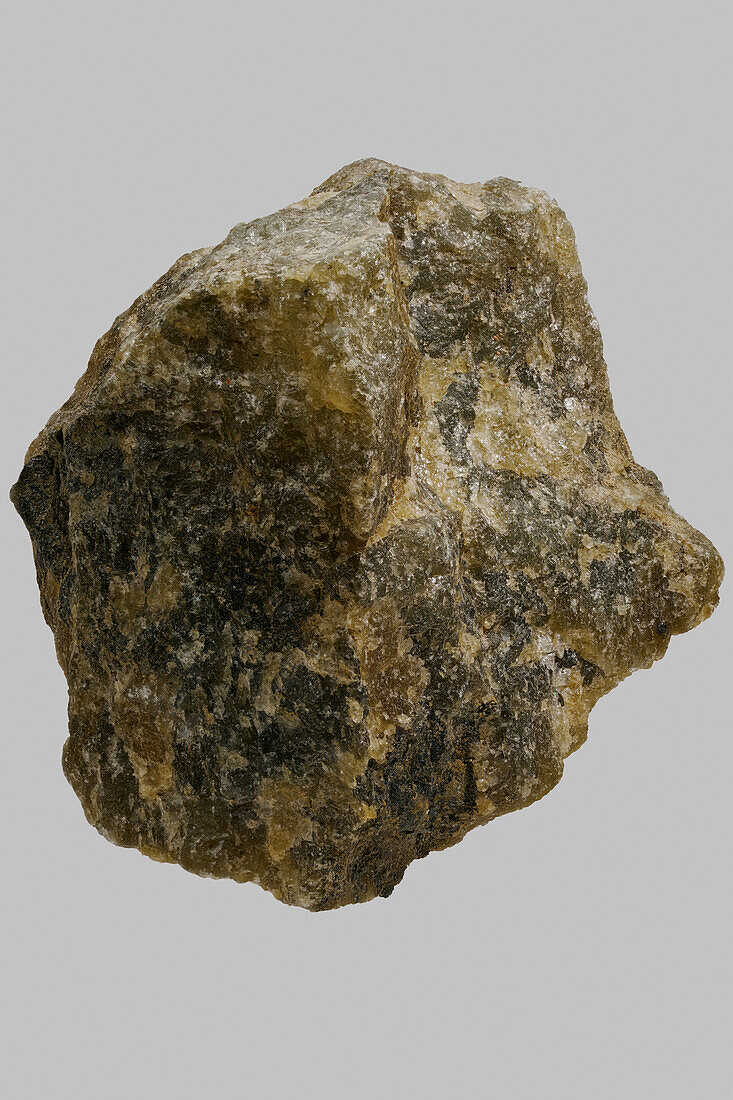 Nahaufnahme Detail texturierter madagassischer Labradorit Stein auf grauem Hintergrund