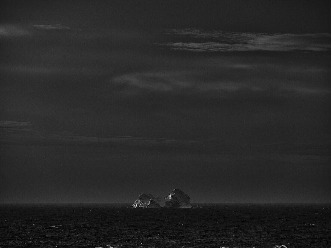 Mysteriöser isolierter Eisberg auf dunkler See, Antarktische Halbinsel, Weddellmeer, Antarktis