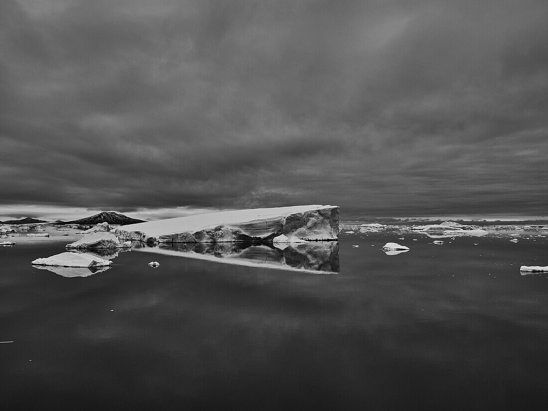 Eisbergbildung unter grauem, bedecktem Himmel, Antarktische Halbinsel, Weddellmeer, Antarktis