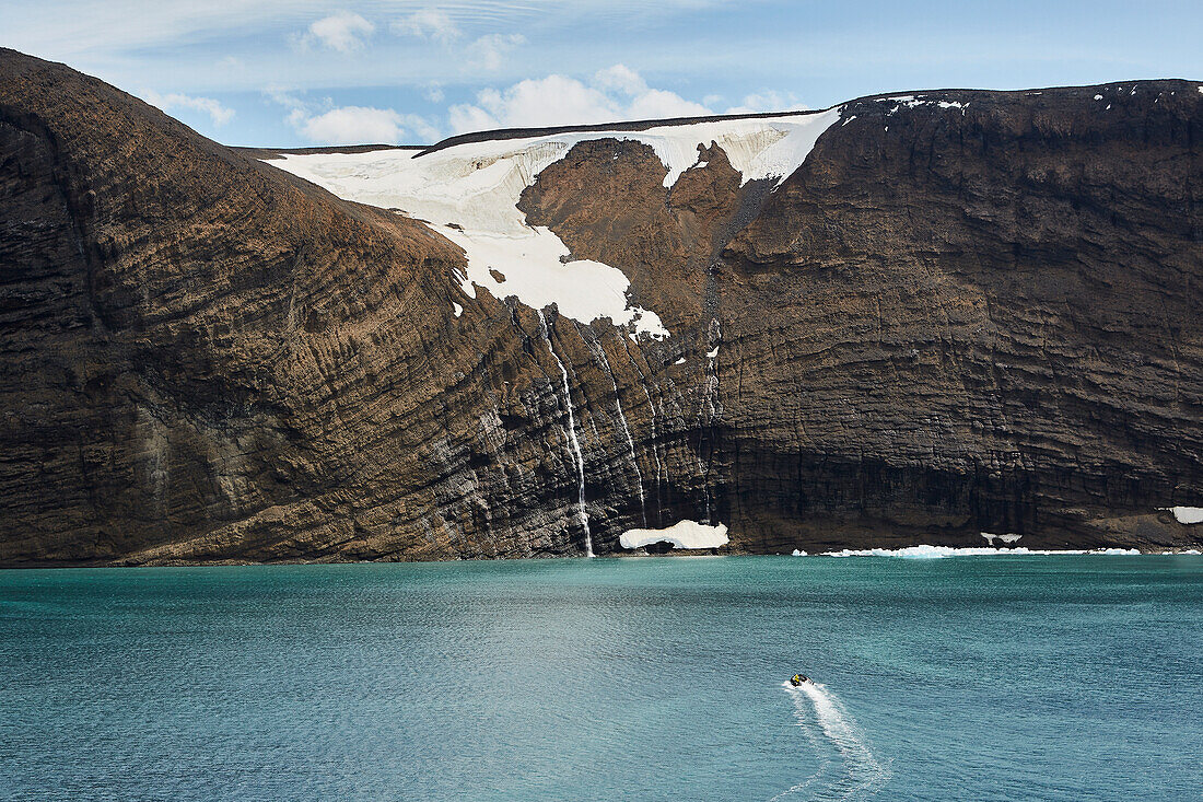 Gletscher, der von einer Klippe ins Meer schmilzt, Antarktische Halbinsel, Weddellmeer, Antarktis