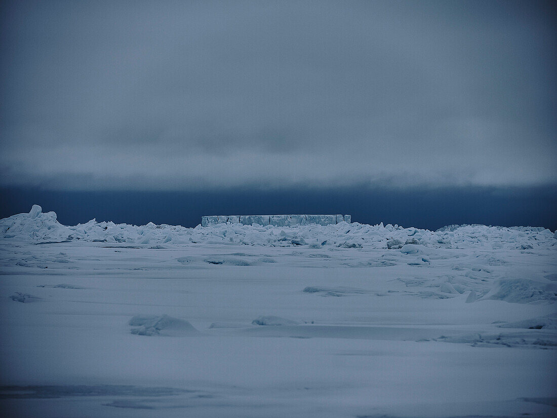 Mysteriöser blauer Eisberg in der Ferne, Antarktische Halbinsel, Weddellmeer, Antarktis