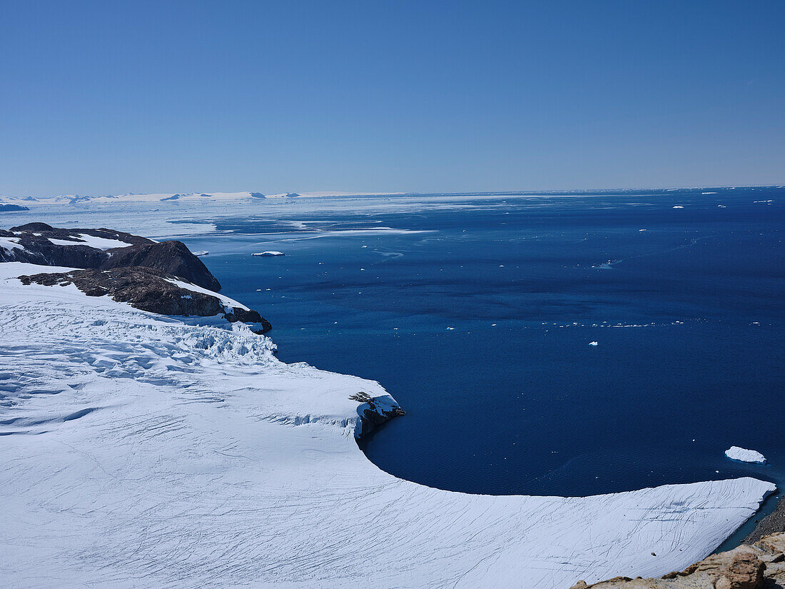 Verschneiter Gletscher vor sonnig blauem Meer, Antarktische Halbinsel, Weddellmeer, Antarktis