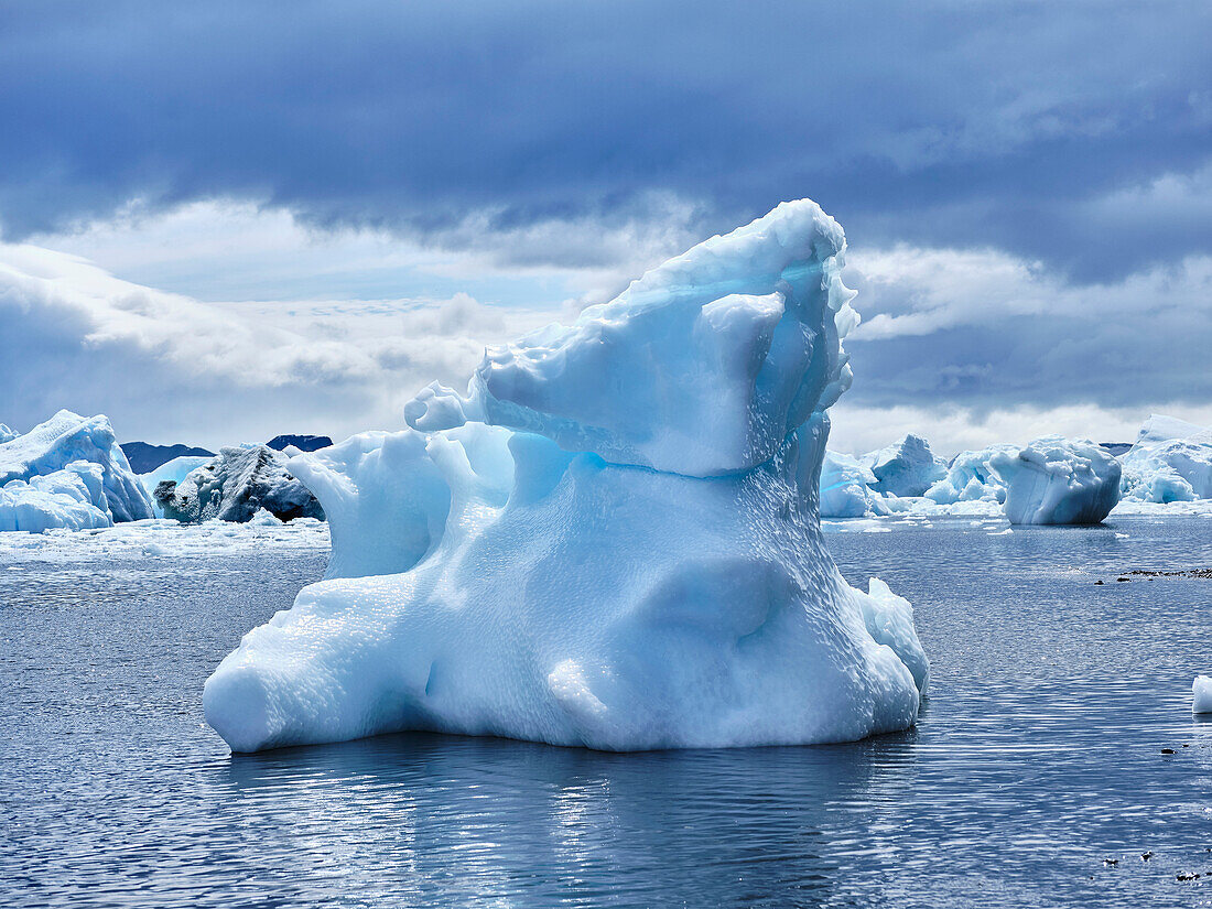 Blaue Eisbergformation über der Meeresoberfläche, Antarktische Halbinsel, Weddellmeer, Antarktis