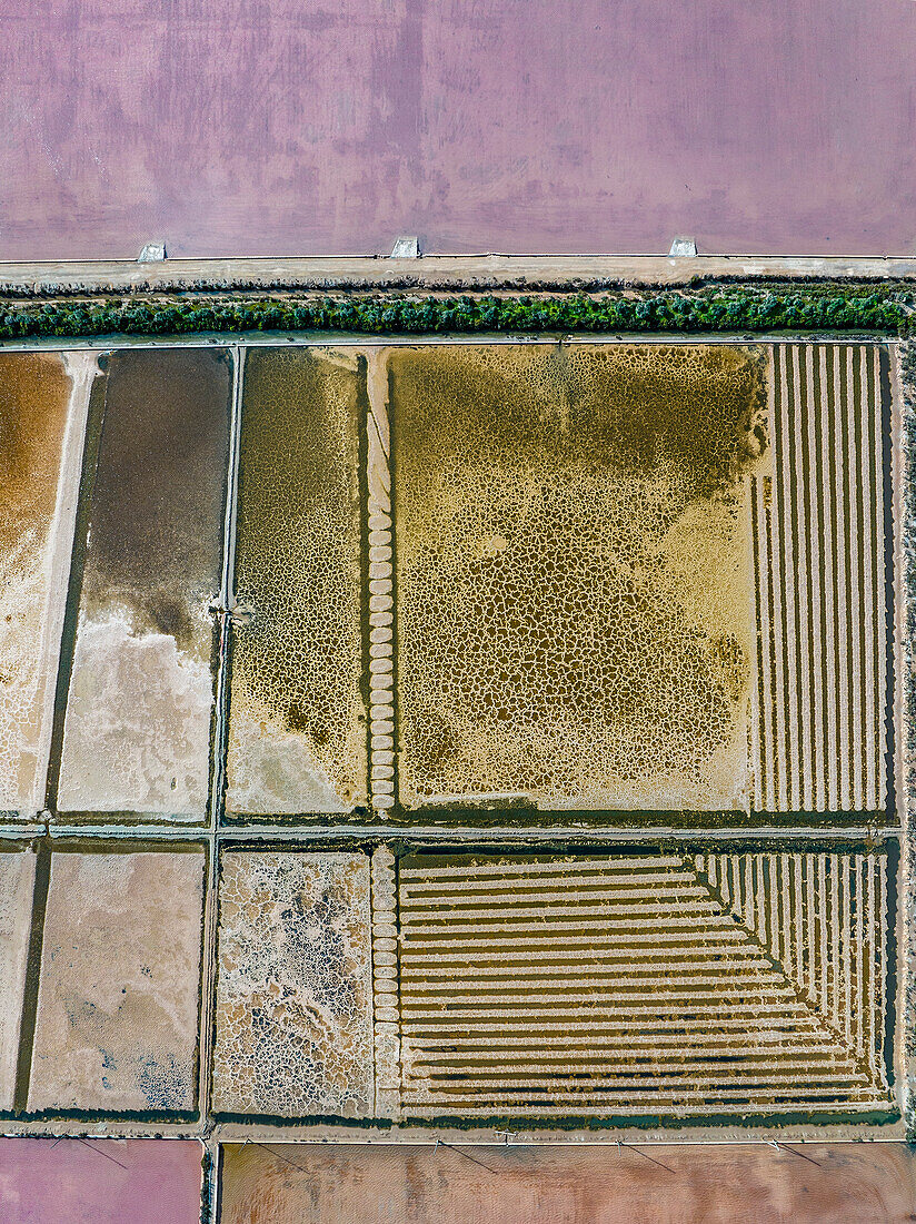Luftaufnahme von Salzteichen, die ein abstraktes quadratisches Muster bilden, Mallorca, Spanien