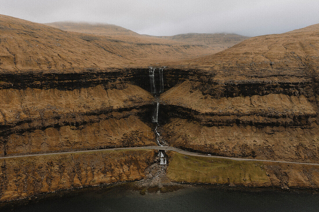 Dreistufiger Wasserfall über der Klippe, Fossa, Haldarsvik, Färöer Inseln
