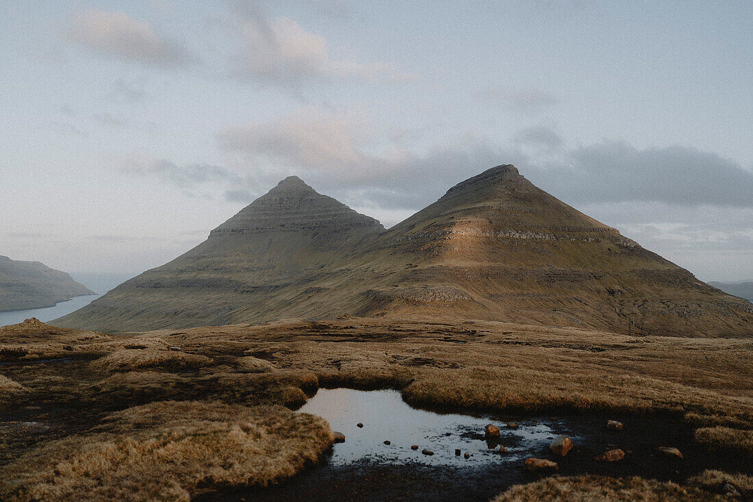 Blick auf Hügel und Fluss in abgelegener Landschaft, Klakkur, Klaksvik, Färöer Inseln