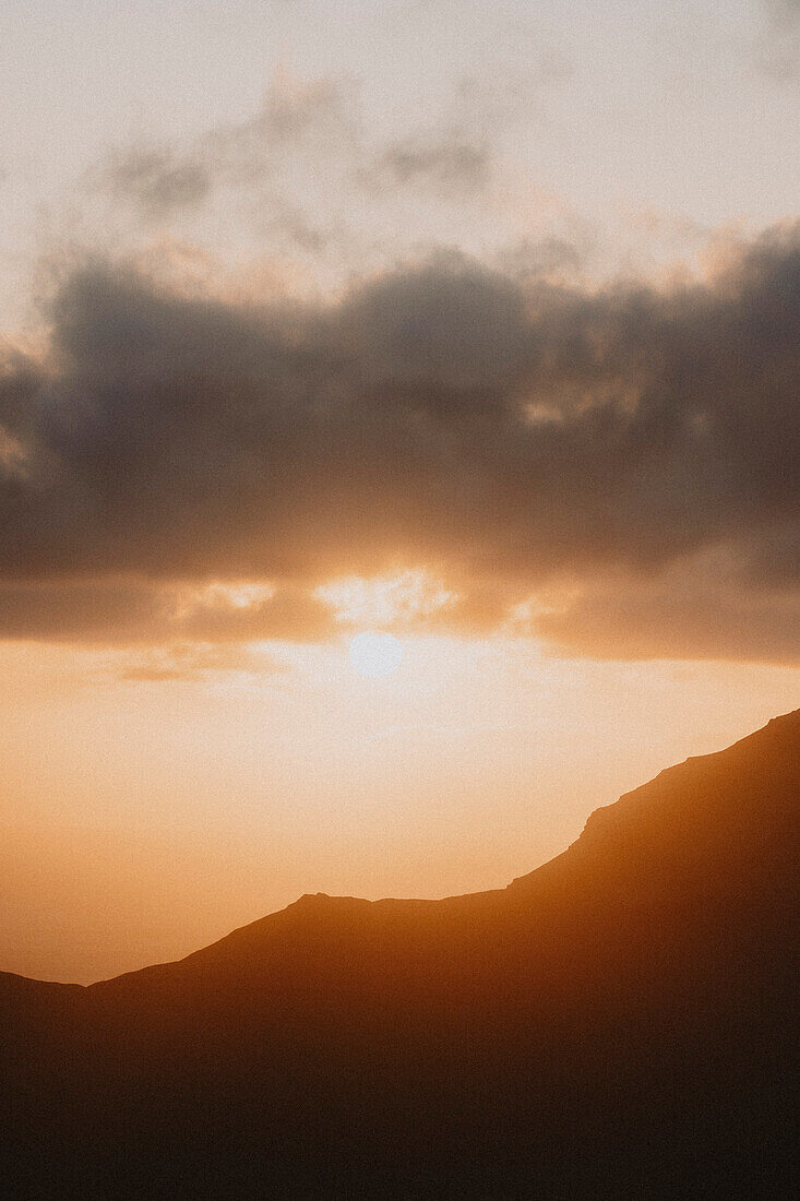 Sonnenuntergang in Wolken über silhouettiertem Land, Klakkur, Klaksvik, Färöer Inseln