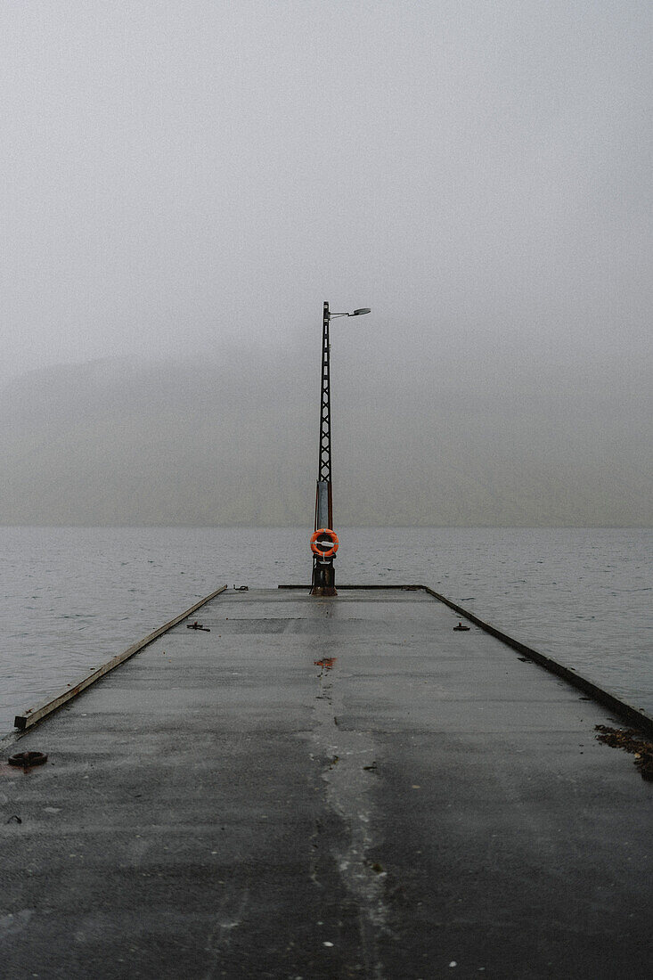 Nasser Bootssteg am nebligen Meer, Kollafjorour, Färöer Inseln