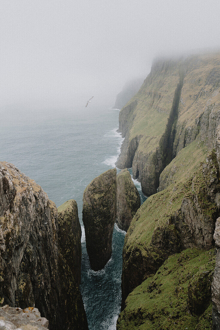 Majestätische Klippen und Schornsteine entlang der Meeresküste, Dunnesdrangar, Vagar, Färöer Inseln