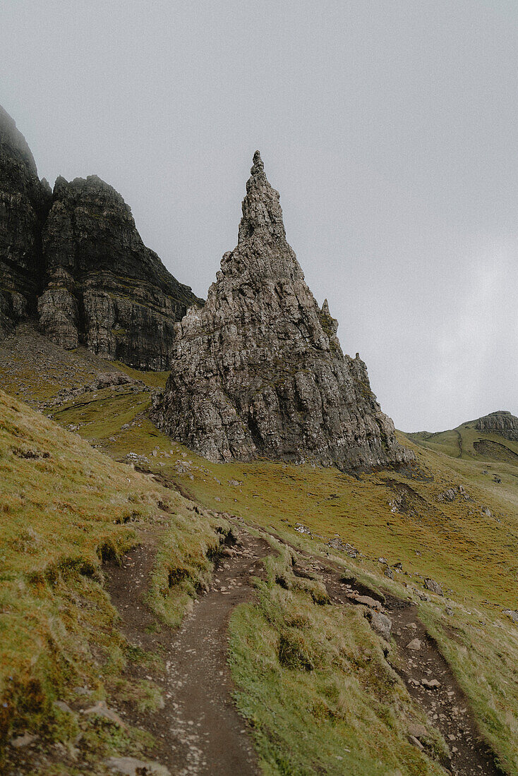 Felsformation am grasbewachsenen Berghang, Old Man of Storr, Isle of Skye, Schottland