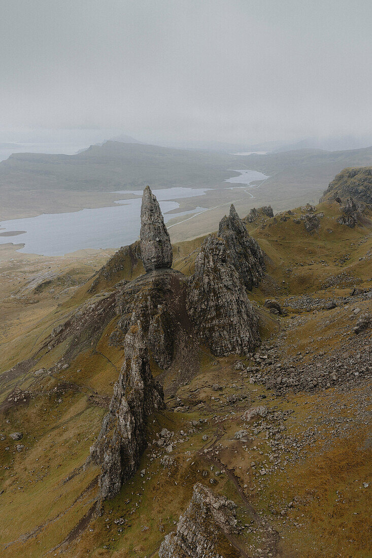 Blick auf eine Felsformation in einer Berglandschaft, Old Man of Storr, Isle of Skye, Schottland